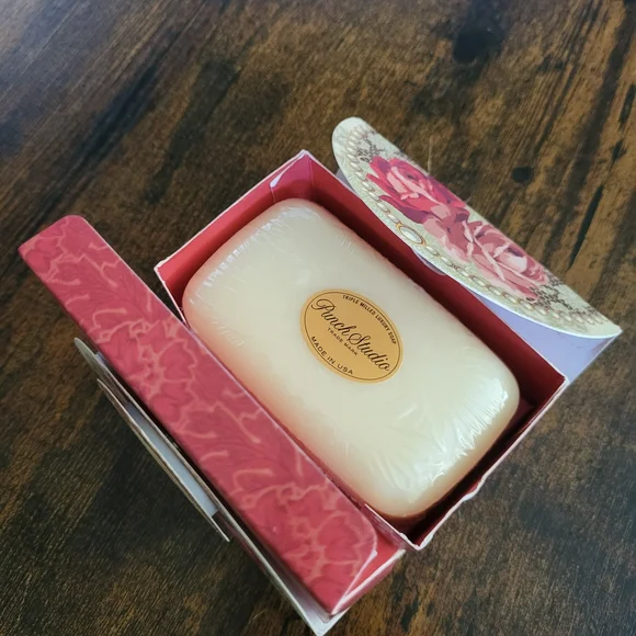 Punch Studio Red and Gold Eiffel Tower Bath Accessory - Picture 4 of 6